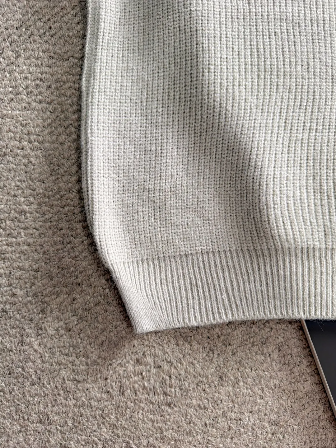 Next day shipment P195 Hermès High Quality 2026 Autumn and Winter latest sweaters from the official website, on sale at the counter at the same time Hot Sale! Specially made of wool blended fabric. It feels comfortable and can be directly in contact with the skin. The logo badge is exquisitely embroidered, which is extremely eye-catching! The details highlight the fashionable charm of big brands. Exquisite workmanship. Three-dimensional cutting style. The wearing effect is invincible and handsome! All three standards are complete! Sizes:M-3XL